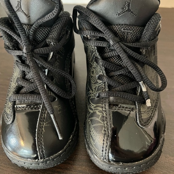 Nike Black Sneakers with Reflective Accents and Cushioned Sole - Picture 3 of 6